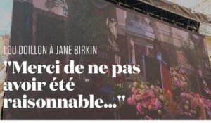 Lou Doillon rend hommage à sa mère Jane Birkin en l'église Saint-Roch à Paris