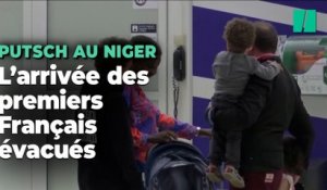 L'arrivée des premiers Français évacués du Niger à Paris