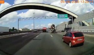 Ce conducteur de camion réussit l'impossible en évitant le pire