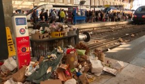 Marseille : non payés depuis juin, des éboueurs laissent les ordures s'accumuler à la gare