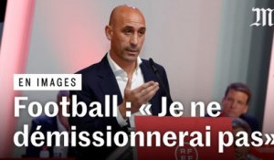 Football : le président de la fédération espagnole refuse de démissionner après avoir embrassé une joueuse sans son consentement