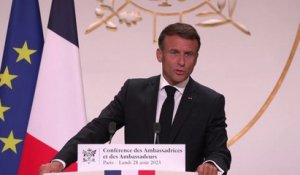 Emmanuel Macron "salue" le travail de l'ambassadeur de France au Niger