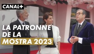 "La Padrona di Casa", Caterina Murino, maîtresse de cérémonie de la #Mostra2023 avec Antoine de Caunes et Didier Allouch