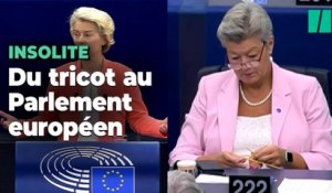 Au Parlement européen, cette commissaire européenne fait du tricot pendant le discours d'Ursula von der Leyen