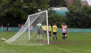 Une démolition de tours de refroidissement en plein match de foot... Impressionnant