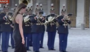 Visite de Charles III en France : une actrice de Sex Education (Netflix) se fait huer sur le tapis rouge du dîner d’État