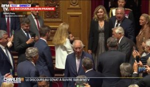 Le roi Charles III rentre dans l'hémicycle du Sénat sous les applaudissements des députés et des sénateurs