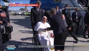Visite du pape à Marseille: le souverain pontife accueilli par Élisabeth Borne à sa descente de l'avion