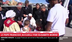 Le Pape François est arrivé à l'aéroport de Marseille-Provence de Marignane, et a été accueilli par la Première ministre Elisabeth Borne