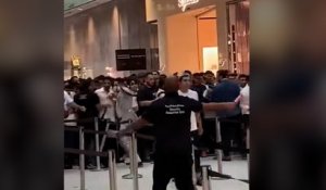 À Dubaï, cohue et bousculades pour la sortie de l’iPhone 15
