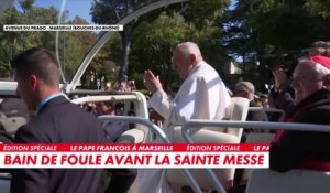 Bain de foule en papamobile pour le pape François avant la messe