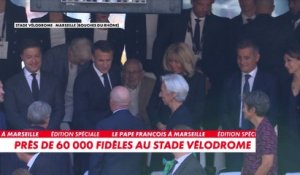 Le couple présidentiel est arrivé au Vélodrome, avec la Première Ministre Élisabeth Borne, le ministre de l'Intérieur Gérald Darmanin et le maire de Marseille, Benoît Payan