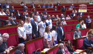 Des députés écologistes revêtent des "warming stripes" dans l'hémicycle pour interpeller le gouvernement sur le réchauffement climatique