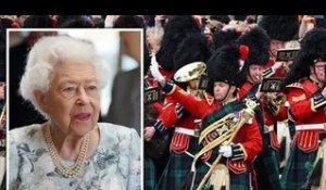 Les soldats de la reine ont dit de mettre une chaussette dedans car les habitants "n'aiment pas se r