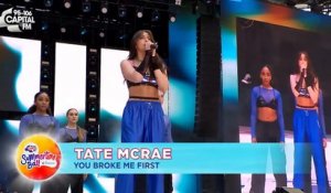 Tate McRae chante "You Broke Me First" en live