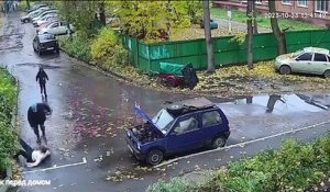 Un passant stoppe un voleur de téléphone en pleine rue