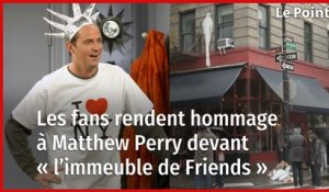 À New York, hommage à Matthew Perry devant l'immeuble de « Friends »