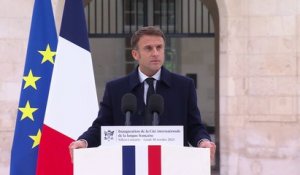 Emmanuel Macron affirme que "les professeurs, écrivains, comédiens, bibliothécaires et traducteurs seront tout particulièrement honorés" à la Cité internationale de la langue française