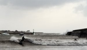 « C'était marrant » : séance de surf en pleine tempête