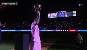 Inter Miami - Lionel Messi montre son huitième Ballon d'Or aux fans