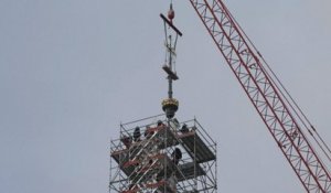 Paris : la croix de la cathédrale Notre-Dame posée au sommet de sa flèche