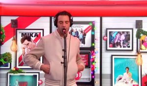 LIVE - Mika interprète "C'est La Vie" dans Le Double Expresso RTL2 (08/12/23)