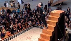 L'envoûtante danse de Yoann Bourgeois sur trampoline