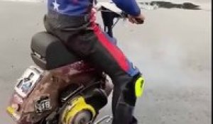 Un motard avec une moto très bizarre