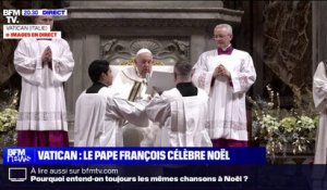 Vatican: le pape François tient une messe pour célébrer Noël