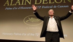 Alain Delon : l’acteur, amaigri et souriant, célèbre Noël en famille