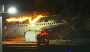 Un avion de ligne prend feu à l’aéroport de Tokyo après une collision