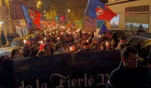 500 identitaires défilent aux flambeaux à Paris