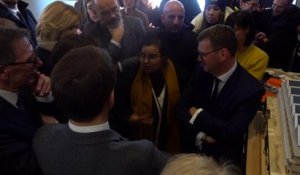 "Vous êtes littéralement iconique": une femme s'adresse à Rachida Dati lors de sa visite à Clichy-sous-Bois avec Emmanuel Macron