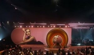 Grammy Awards : L'énorme surprise avec Céline Dion, qui est apparue sur scène pour la première fois depuis des années alors quelle souffre de la très grave maladie "de l'homme raide"