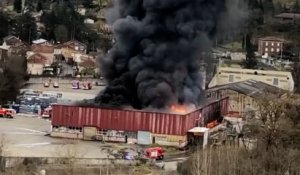 900 tonnes de batteries au lithium brûlent dans un entrepôt de l'Aveyron