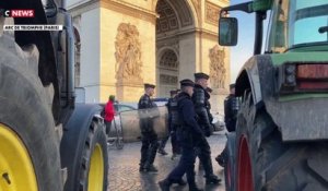 Colère des agriculteurs : des acteurs du monde agricole manifestent sous l'arc de Triomphe