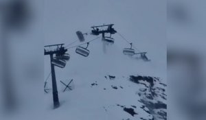 Italie : les images impressionnantes d’un télésiège, avec des skieurs à bord, pris dans une tempête