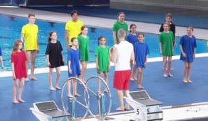 Les enfants de la Fédération française de natation dansent pour l'inauguration du centre aquatique olympique de Saint-Denis