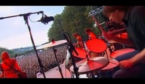 Sonic Youth chante "Teen Age Riot" à Rock en Seine