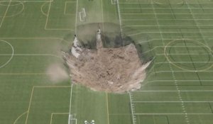 États-Unis : un trou gigantesque de 30 mètres aspire un terrain de football