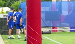 L'entraînement du jour sous l'oeil de la capitaine Mbock, toujours blessée - Foot - Euro (F)