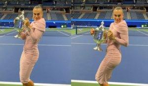 US Open 2025 - Aryna Sabalenka danse en robe avec son trophée à l'US Open !