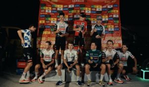 La Vuelta 2025 - Une cérémonie intime et bien méritée pour tous les vainqueurs de cette Vuelta a España... sur un parking d'hôtel !