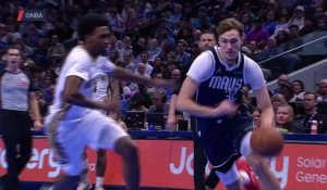 Mavericks - Le dunk autoritaire de Cooper Flagg