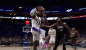 Lakers - L'énorme dunk de LeBron James face aux 76ers