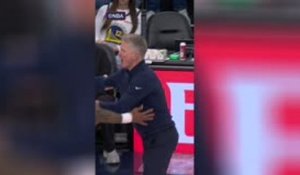 Warriors - Furieux après un contre illégal non sifflé, Kerr pète un plomb !