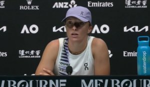 Tennis - Open d'Australie 2026 - Iga Swiatek : "Est-ce qu’on est des animaux dans un zoo qu’on observe même quand ils font caca ?"