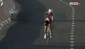 Insolite : quand un coureur débarque sur la ligne d'arrivée... téléphone à la main - Cyclisme - AlUla Tour