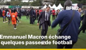 Emmanuel Macron échange quelques passes de football au sommet Africa Forward