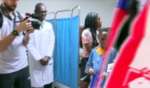 Katoto et Lawrence en visite à l'hôpital avant la finale de la Coupe de la Ligue entre OL Lyonnes et le PSG à Abidjan - Foot - Coupe de la Ligue (F) - OL